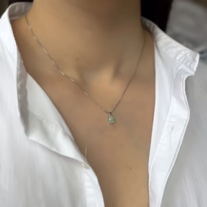Серебряная подвеска с изумрудом