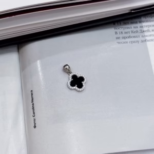 Серебряная подвеска с ониксом