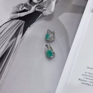 Серебряные серьги с изумрудом